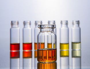 Soluzioni chimiche colorate in contenitori di vetro 