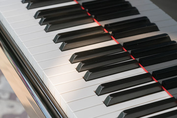 Naklejka premium close-up of piano keys. close frontal view.