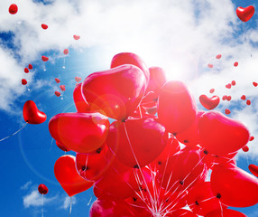Liebe verleiht Flügel: Schmetterlinge im Bauch, Himmel mit roten Luftballons in Herzform :)