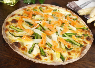 Flammkuchen mit Spargel und Lachs