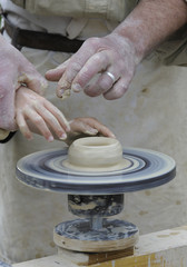 anleitung zum töpfern an einer drehscheibe  auf einem mittelaltermarkt