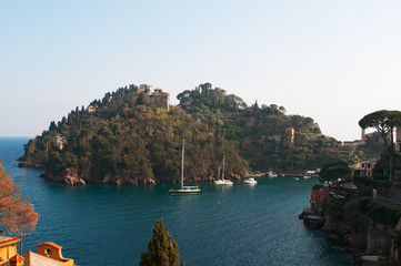 Obraz premium Italia, 16/03/2017: le case e il paesaggio liguri visti dal percorso pedonale sulla scogliera che porta da Paraggi a Portofino