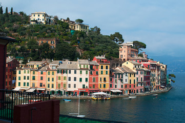 Italia, 16/03/2017: vista del porto e della baia di Portofino, villaggio di pescatori famoso per il pittoresco porto e le sue case colorate