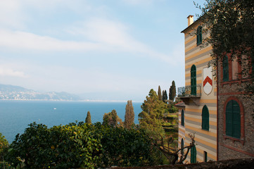 Naklejka premium Italia, 16/03/2017: le case e il paesaggio liguri visti dal percorso pedonale sulla scogliera che porta da Portofino al faro