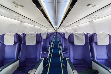 Rolgordijnen Lege passagiersvliegtuigstoelen in de cabine © sattapapan tratong