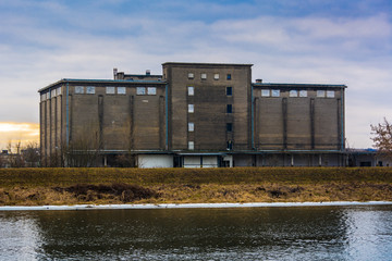 Stary magazyn nad rzeką. © Zbigniew