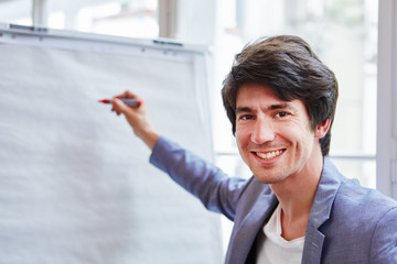 Fototapeta premium Erfolgreicher Geschäftsmann am Whiteboard