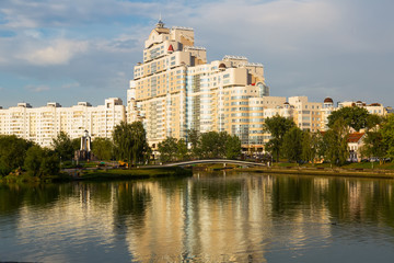 Obraz premium Apartment house on Svislach river embankment
