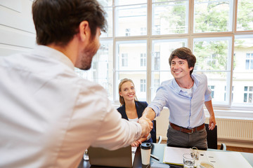 Fototapeta premium Geschäftsleute bedanken sich mit Handschlag