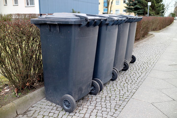 Mülltonnen auf dem Gehweg