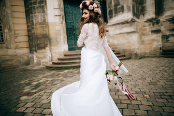 Obraz premium beautiful bride in a wreath dancing in the street
