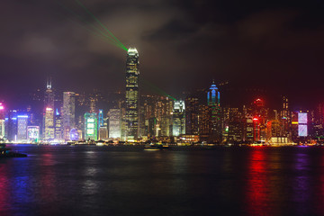 Obraz premium Beautiful super wide-angle summer aerial view View of Hong Kong island skyline, Victoria Bay harbor, with skyscrapers, blue sky and scenery beyond the city, seen from Kowloon island observation Deck