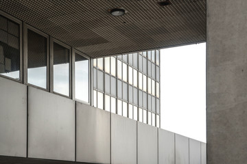 Beton und Glasfassade eines Bürohochhauses 