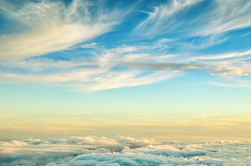 Obraz premium Abstrakcjonistyczny tło z złocistymi i błękitnymi kolor chmurami. Niebo zachód słońca nad chmurami. Marzycielski tło fantasy w delikatnych pastelowych kolorach.