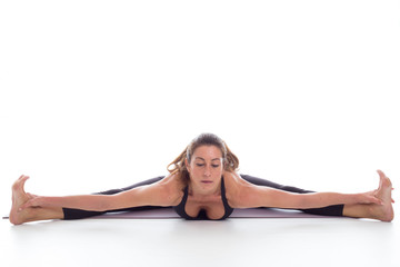 Fototapeta na wymiar ragazza bellissima pratica yoga in studio su fondale bianco 