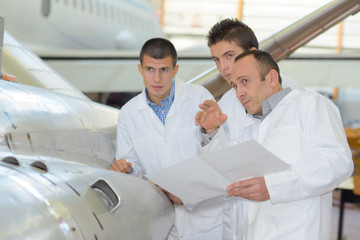 Obraz premium Students next to aircraft