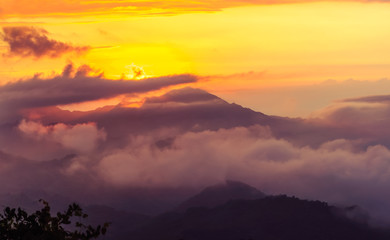 Obraz premium foggy orange sunset in the mountains in Colombia