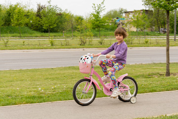 Fototapeta premium Girl learning to ride her bike