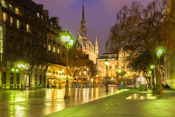Obraz premium The square in front of Justice place at night, Paris France.