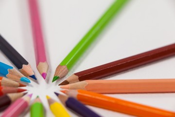 Naklejka premium Close-up of colored pencils arranged in a circle