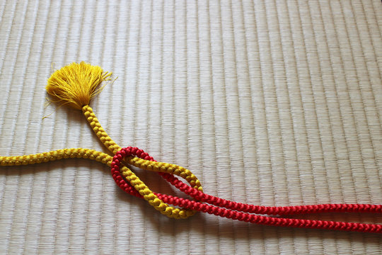 日本の伝統的な２本の組紐が畳の上にある
