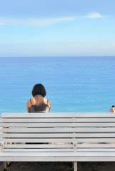 Mujer mirando el mar