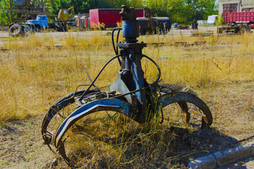 Naklejka premium Old rusty hydraulic grapple to collect scrap metal