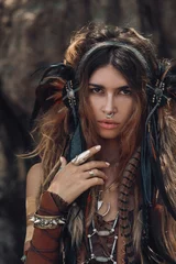 Zelfklevend Fotobehang Aantrekkelijke wilde Amazone-vrouw in kapsel © zolotareva_elina