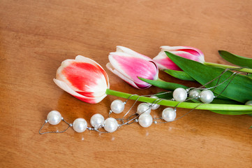 Tulips and white pearls lie on the table
