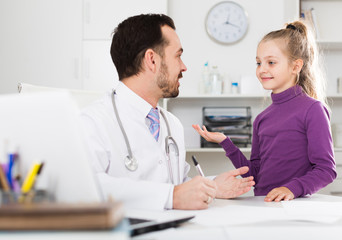 Fototapeta premium Male doctor and little girl