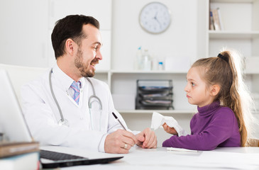 Obraz premium Male doctor and little girl