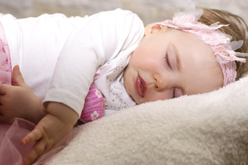 Obraz na płótnie Canvas little girl sleeping 