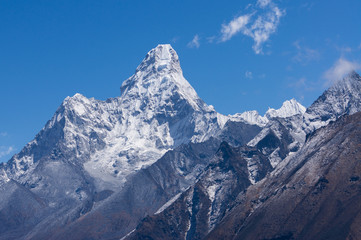 Fototapeta na wymiar Ama Dablam mountain peak, iconic peak of Everest trekking route, Nepal