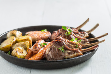 Hot grilled ribs of lamb with garlic and vegetables