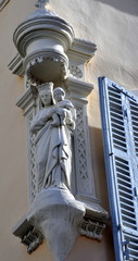 Skulptur Maria mit dem Kind in der Altstadt von Marseille 