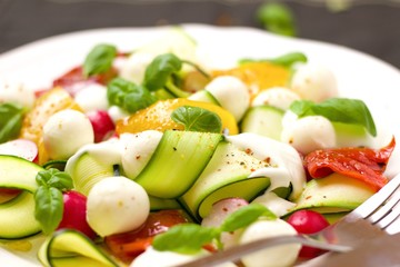 Mozzarella-Gemüse-Salat
