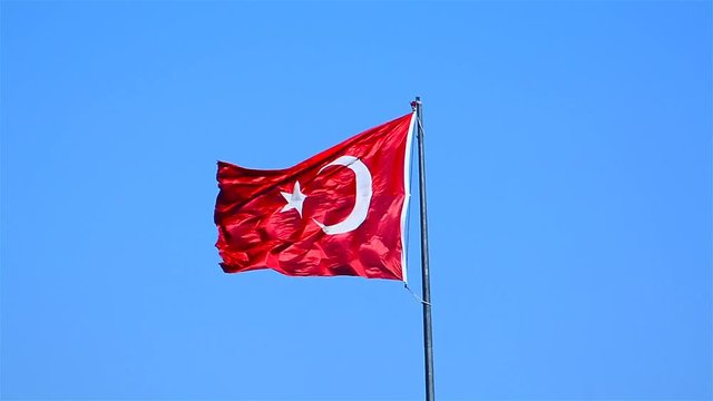 &Ouml;zg&uuml;rce Dalgalanan T&uuml;rk Bayrağı
