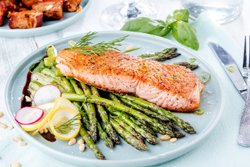 Lachsfilet mit Spargel