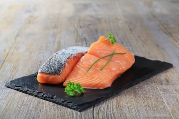Fotobehang pavé de saumon sur fond en bois © guy