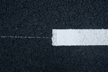 Fototapeta premium goudron route revêtement pétrole surface matière pointillé trace ligne blanche pied chaussure aller se diriger direction neuf odeur