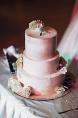 Obraz na płótnie Canvas Gorgeous wedding cake covered with pink glaze and little flowers
