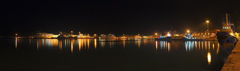 Fototapeta na wymiar Al porto di notte a Cagliari, in Italia, Sardegna