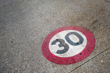 30 vitesse limitation trente restriction lent zone panneau signalisation code route rouler attention respect respecter ville piéton