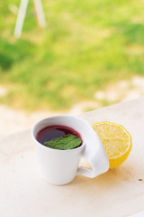 Taza de té rojo con menta y limón 