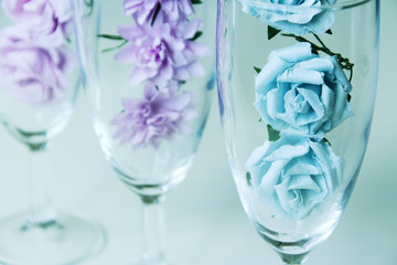 Idea de decoración para boda con copas rellenas de flores 