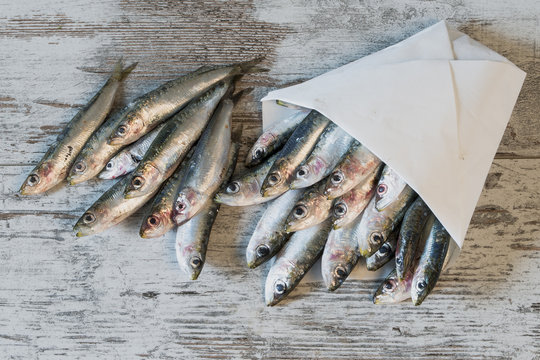 sarde fresche in cartoccio dall'alto