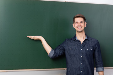 Lehrer vor einer Tafel