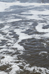 Schäumendes Wasser in einem Fluss