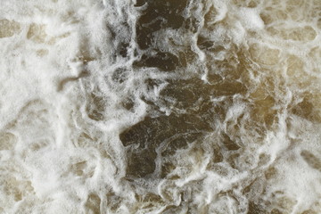 Schäumendes Wasser in einem Fluss