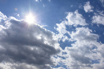 Naklejka na ściany i meble 青空をバックに雲の大地から出現した輝く太陽